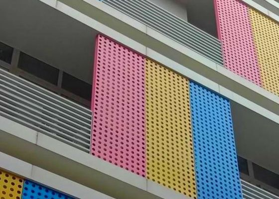 Tấm nhôm đục lỗ phủ PVC nhiều màu dùng để trang trí tường ngoại thất