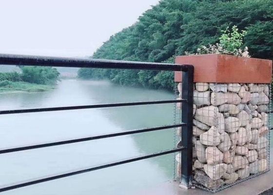 Lưới thép hàn nặng được sử dụng làm rọ đá trang trí trong xây dựng cảnh quan