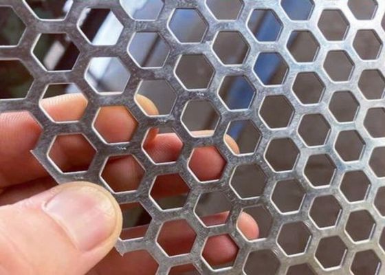 Tấm nhôm đục lỗ phủ PVC nhiều màu dùng để trang trí tường ngoại thất