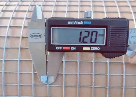 Lưới thép hàn mạ kẽm điện với chiều dài cuộn 50M và chiều rộng 0.5m cho chuồng trại