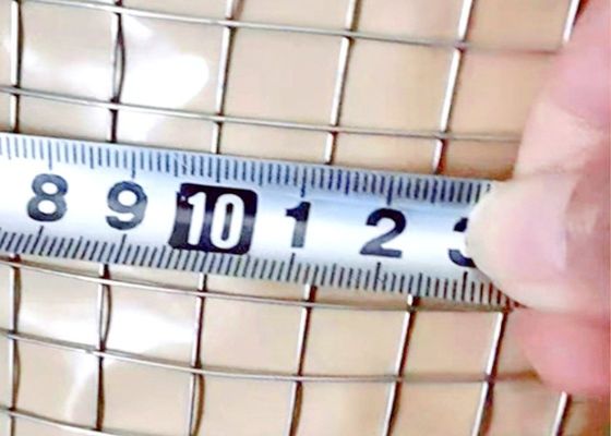 Lưới thép hàn mạ kẽm điện với chiều dài cuộn 50M và chiều rộng 0.5m cho chuồng trại