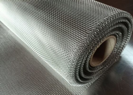 Lưới sàng bằng thép carbon cường độ cao với kích thước lỗ từ 1mm - 100mm và hình dạng lỗ vuông, dùng trong công nghiệp và khai thác