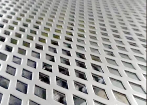 Tấm kim loại đục lỗ có độ bền kéo từ 250 đến 550 MPa, tùy chỉnh theo yêu cầu và là lựa chọn linh hoạt cho nhiều ứng dụng công nghiệp