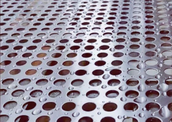 Tấm kim loại đục lỗ có độ bền kéo từ 250 đến 550 MPa, tùy chỉnh theo yêu cầu và là lựa chọn linh hoạt cho nhiều ứng dụng công nghiệp